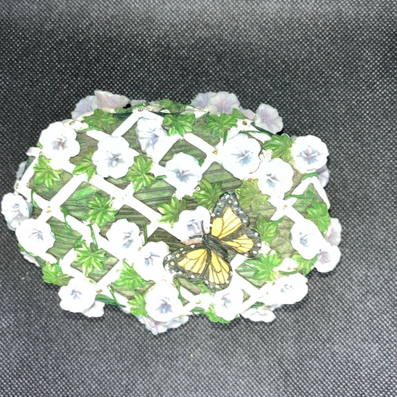 Butterfly on trellis of flowers Trinket dish with lid - Picture 10 of 14